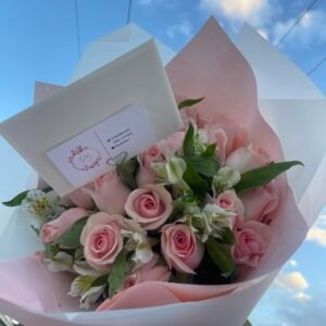 Ramo de 24 rosas con alstromedias en Cd. Juárez