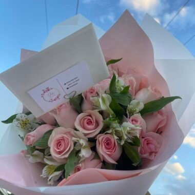 Ramo de 24 rosas con alstromedias en Cd. Juárez