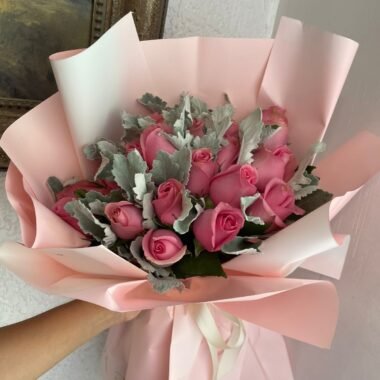 Ramo de 24 rosas con dusty