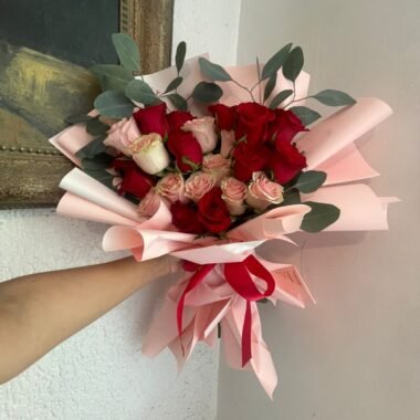 Ramo de 24 rosas rojas con rositas