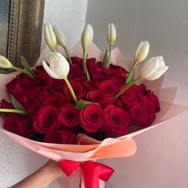 Ramo de 50 rosas con tulipanes
