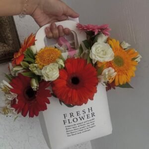 Bolsa con gerberas y mini rosa