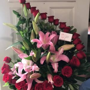 Arreglo de 24 rosas y Lirios orientales