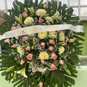 Arreglo funebre de rosas rosas con lirios