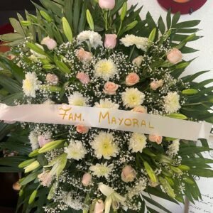 Arreglo funerario con lilys y dos tipos de rosa