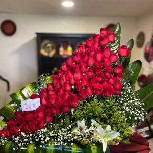 Arreglo funerario de rosas
