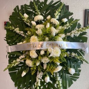 Corona funebre con rosas blancas