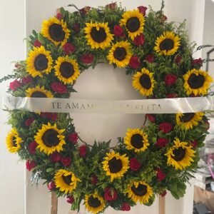 Corona funebre de rosas con girasoles en Ciudad Juárez