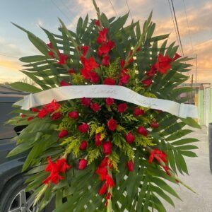 Corona funebre rosas rojas con alcatraces
