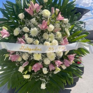 corona con rosas rosas blancas y liriios