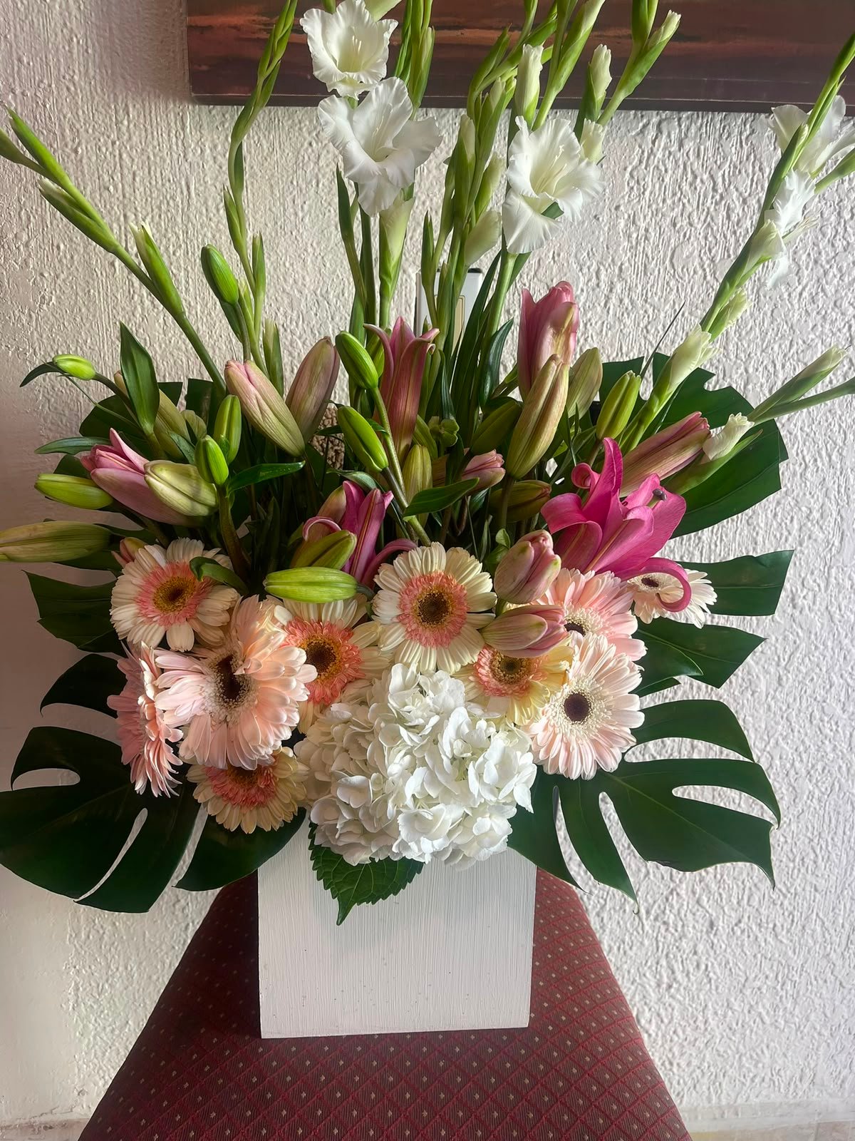 Arreglo con gerberas,lilys y gladiola