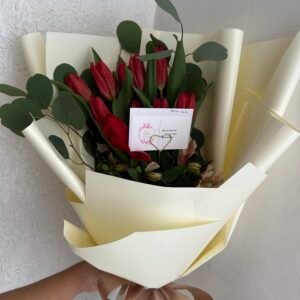 Ramo de tulipanes rojos
