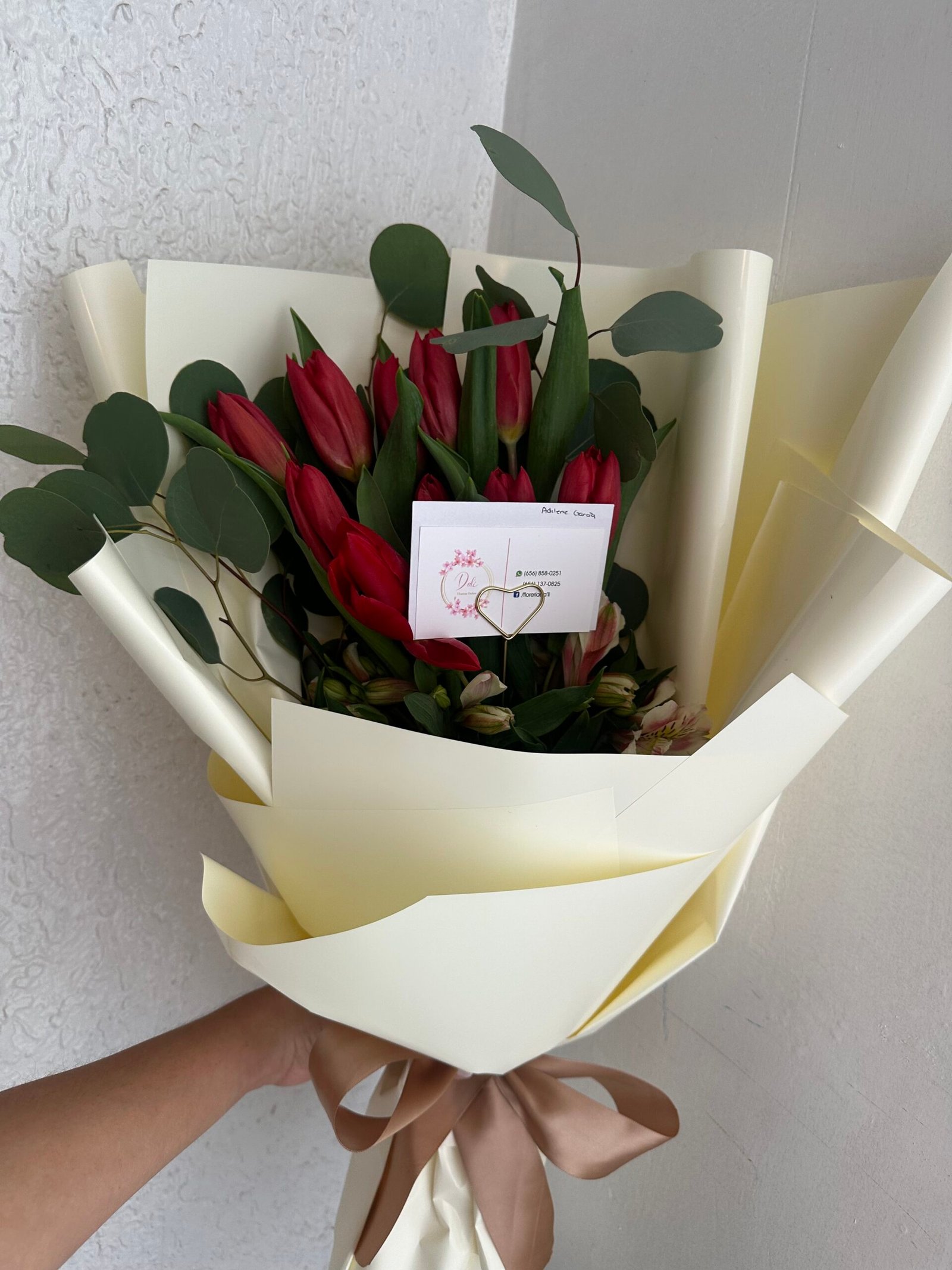 Ramo de tulipanes rojos